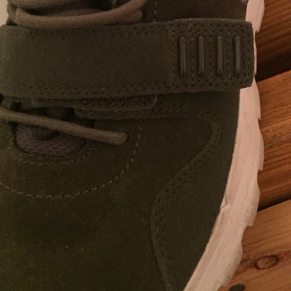 Dark green & white Nike’s - Picture 3 of 3